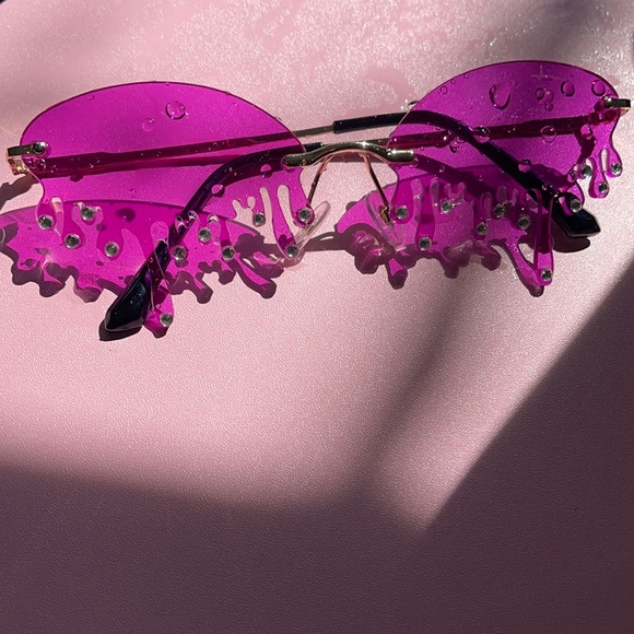 Accessories - 90s small 
Drip sunglasses shield